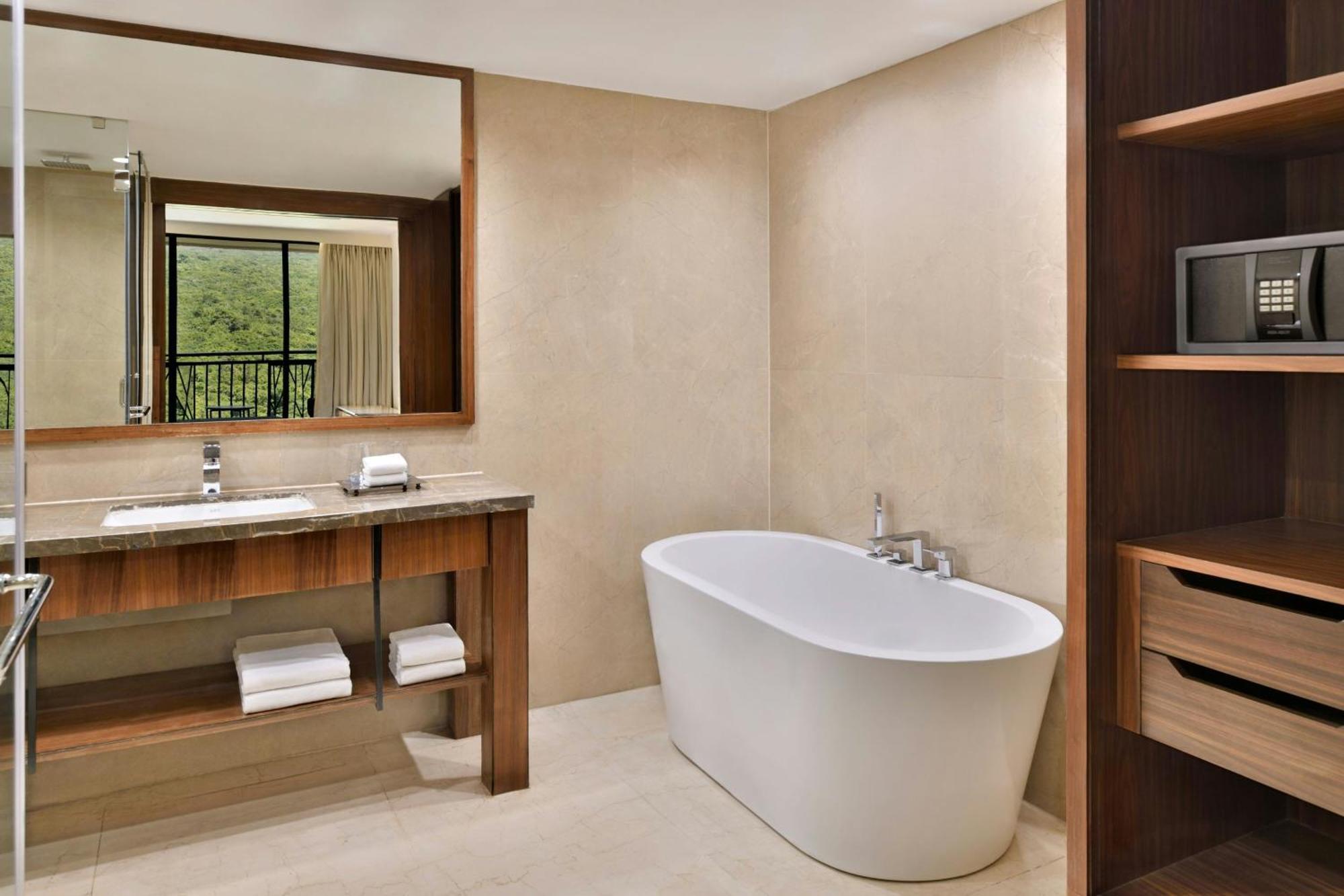Courtyard By Marriott Mahabaleshwar Hotel Екстериор снимка